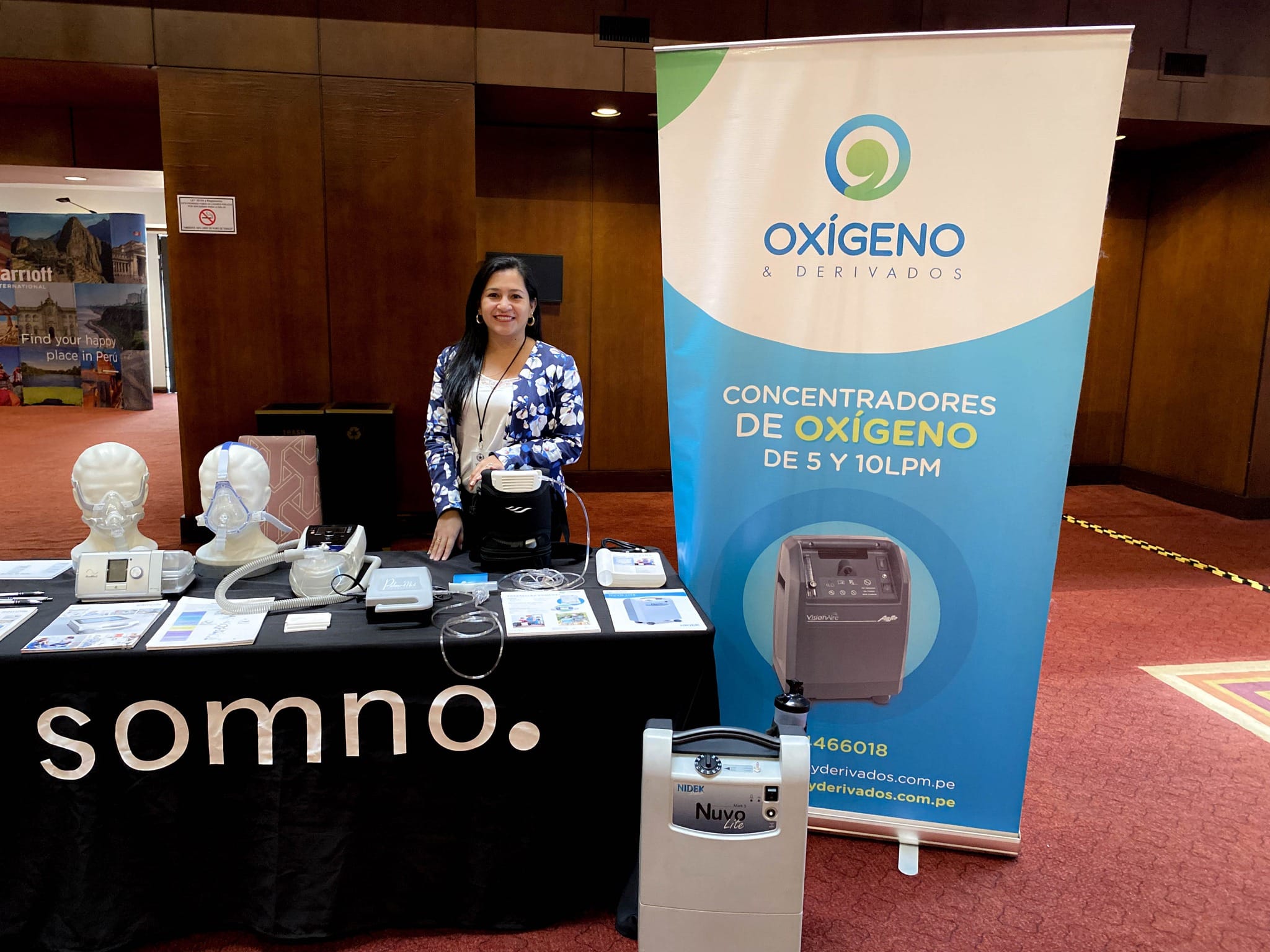 489917382 1247377487394785 7552798737761234437 n Stand de Oxígeno y Derivados en un congreso médico, con banner de concentradores de 5 y 10 LPM