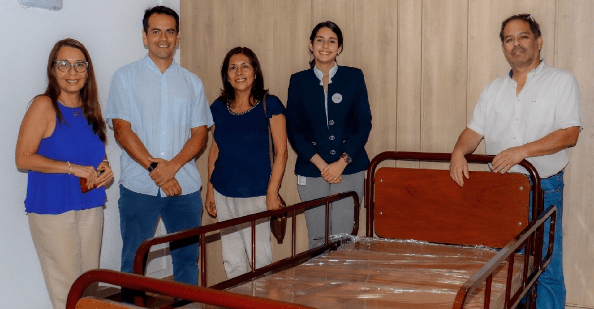 Atencion Dedicada Parte del equipo de Oxígeno y Derivados junto a una cama clínica en sus instalaciones