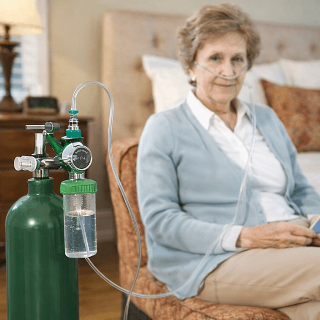 Mujer mayor junto a cilindro de oxígeno